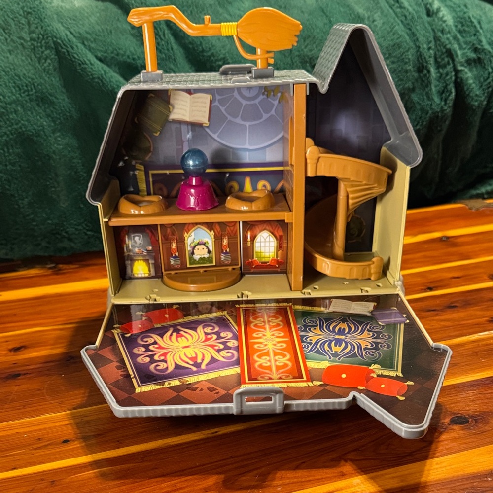 AS IS - Squish-a-longs by Squishmallows “Harry Potter” Hogwarts Castle Playset